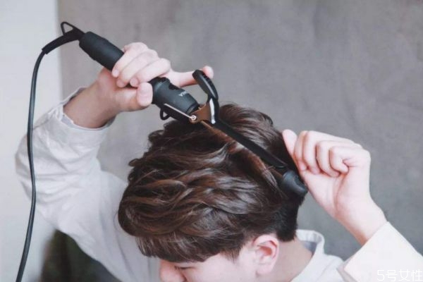 拉直头发可以用卷发棒吗，头发拉直后用卷发棒会不直吗