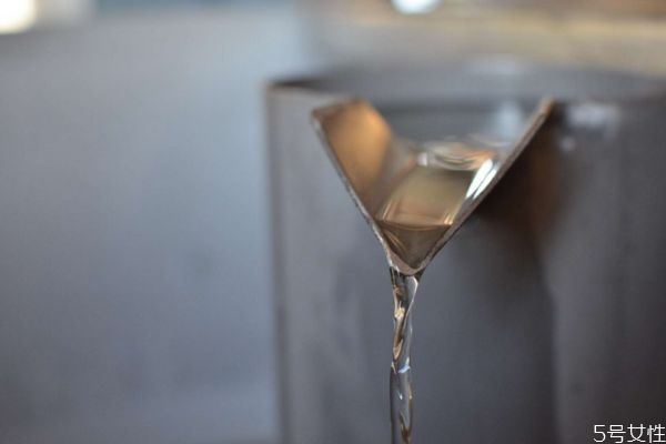 纯露和乳液有什么差别，纯露和水乳的先后顺序