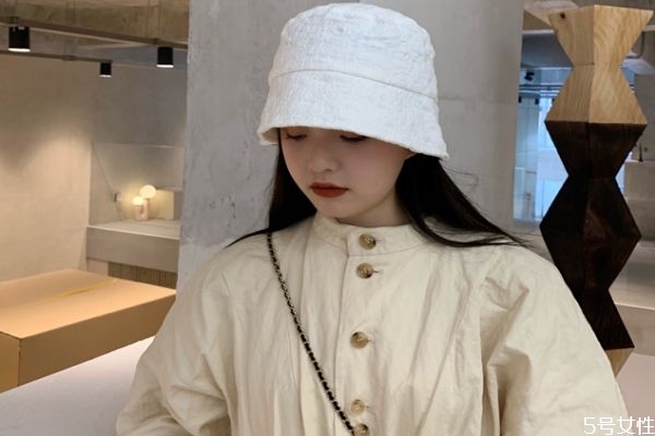 下雨天戴什么帽子好，下雨天戴帽子奇怪吗