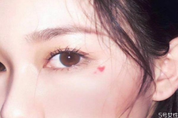 接睫毛后能用水洗脸吗，刚接的睫毛碰水了怎么办