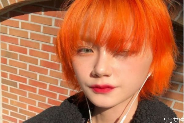 头发打透明蜡好还是带颜色好，打透明蜡会改变颜色吗