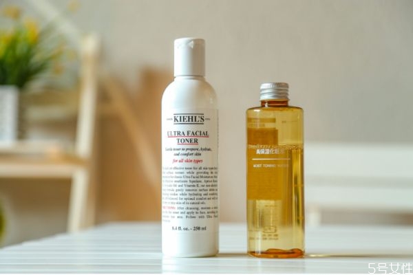 化妆水透明好还是有颜色的好，透明的和有颜色的水区别