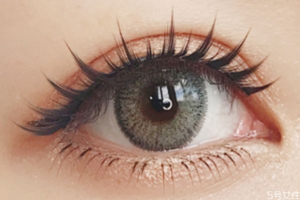 贴假睫毛眼睛肿了怎么解决，假睫毛如何卸不伤眼睛