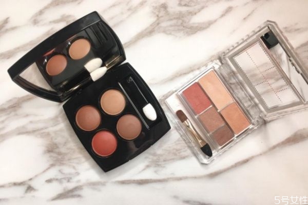 葱片质地眼影是什么意思，贝母质地眼影是什么