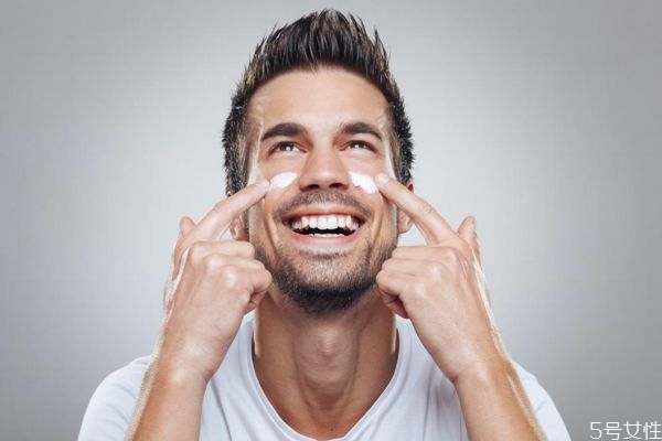男生只用爽肤水可以吗，男士最基本护肤三步骤
