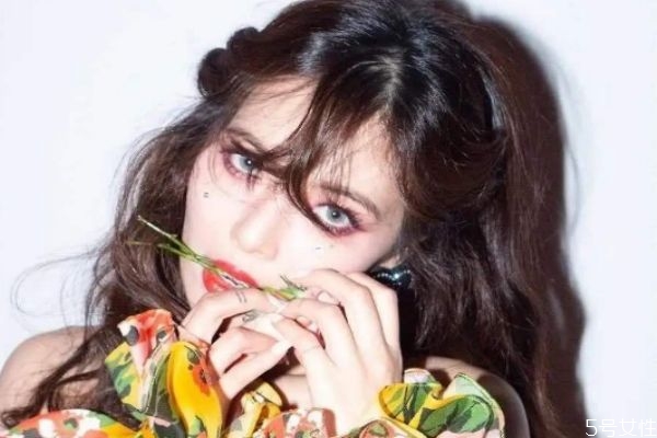 烟熏妆用什么颜色眼影，烟熏妆眼影画法