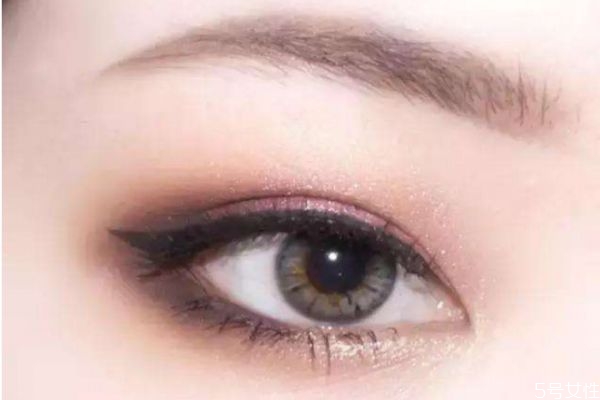 小烟熏妆有什么特点，烟熏妆适合什么人