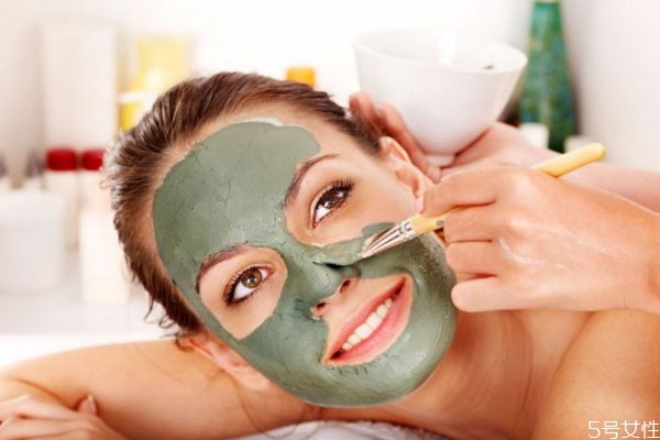 涂了精华还可以敷面膜吗，敷面膜好处多还是坏处多