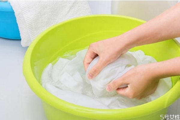 墙漆弄在衣服上怎么办，衣服上的顽固油渍怎么去掉