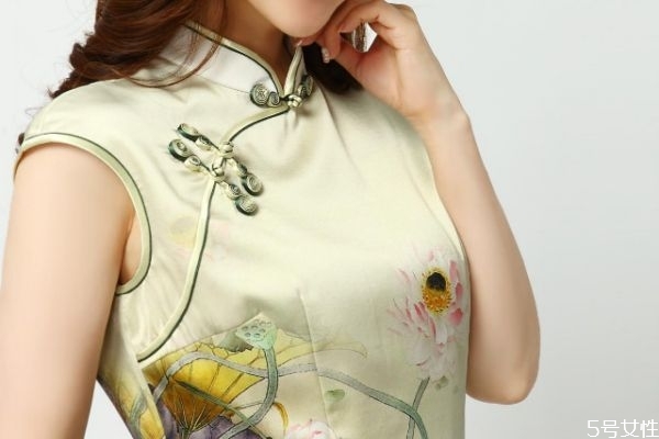 真丝衣服的白雾是什么，真丝衣服白霜一妙招