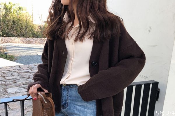 咖啡色外套搭配什么颜色打底衫，咖啡色衣服搭配方法