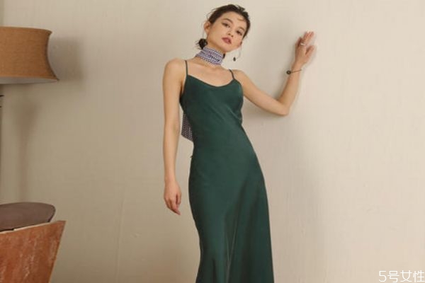 裙子肩带总是滑落怎么办，吊带裙肩带下滑小窍门