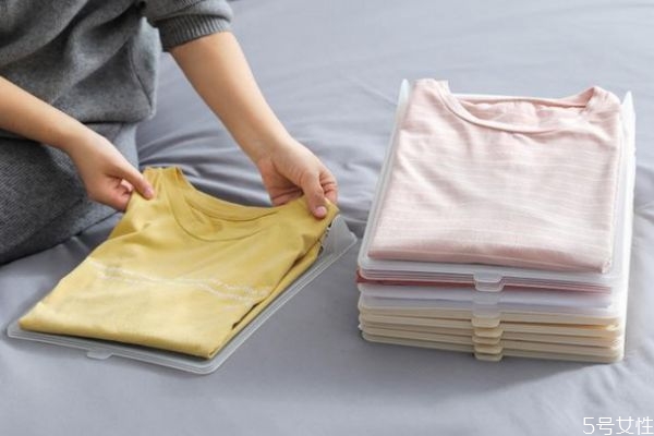 怎样叠衣服才不会皱，出门带衣服怎样叠不皱