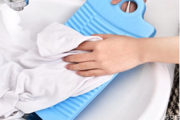 衣服用盐水泡多久比较好，衣服用盐水泡了还要用清水洗吗