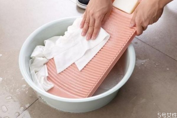 白色涂改液弄到衣服上怎么办，白色涂改液怎么洗掉