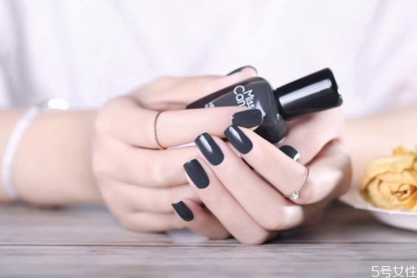 指甲油和甲油胶是一样的吗，指甲油和甲油胶的区别