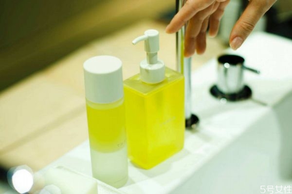 卸妆油需要用卸妆棉吗，卸妆油用完还需要用洗面奶吗