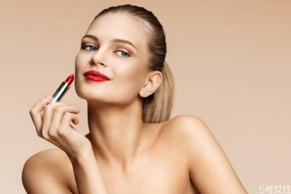 夏天口红要放冰箱里吗，新买的口红放冰箱吗