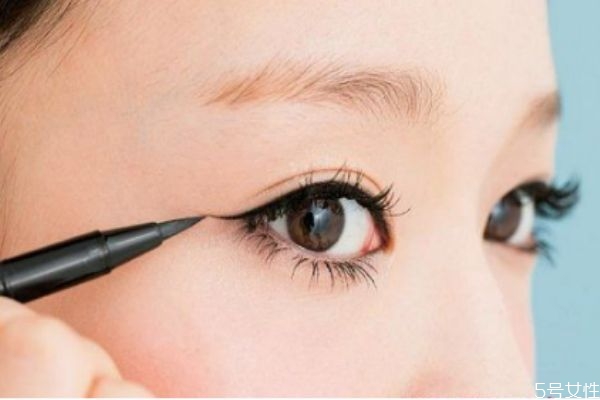 棕色的眼线笔好看吗，棕色眼线笔什么效果