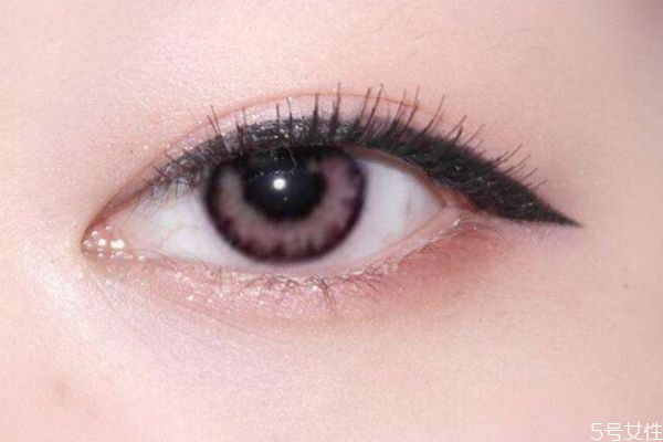 黑色眼线笔适合什么人，眼线笔和眉笔的区别