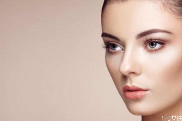 涂粉底液搓泥是怎么回事，为什么别人化妆很光滑