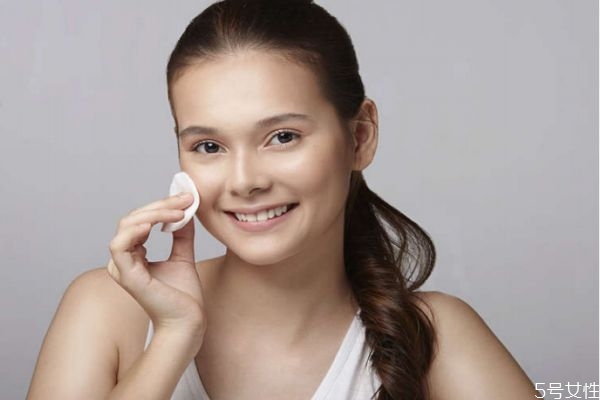 卸妆后没有洗面奶怎么办，卸妆后用清水洗脸可以吗