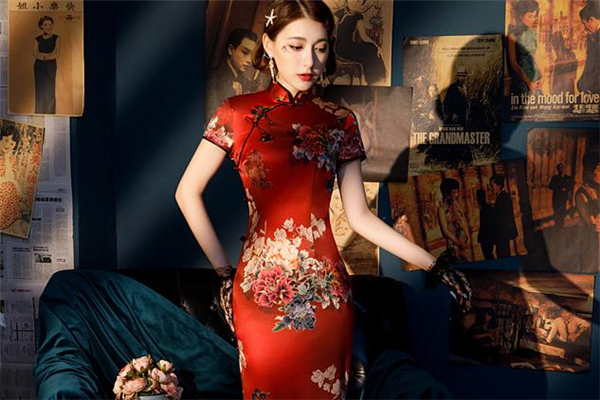 穿旗袍开衩的年龄讲究，旗袍怎样算合身