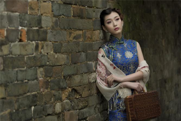 穿旗袍配什么包包好看，旗袍怎么搭配包包