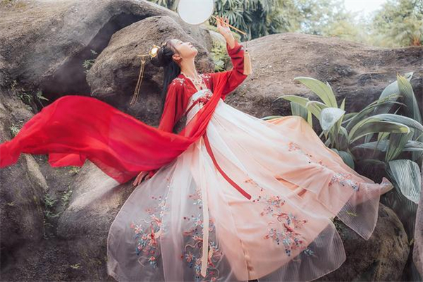 锦鲤汉服怎么穿，锦鲤汉服正版是哪家的