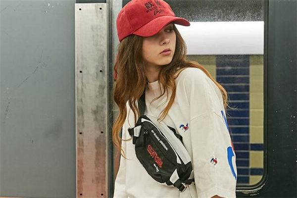 公鸡冠军是什么牌子，公鸡冠军属于champion吗