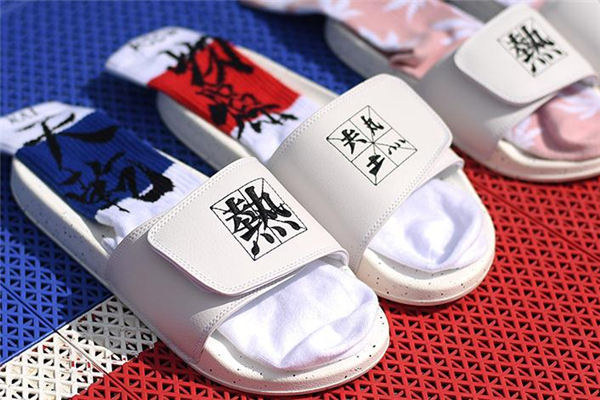 李宁拖鞋可以沾水吗，李宁拖鞋可以穿来洗澡吗