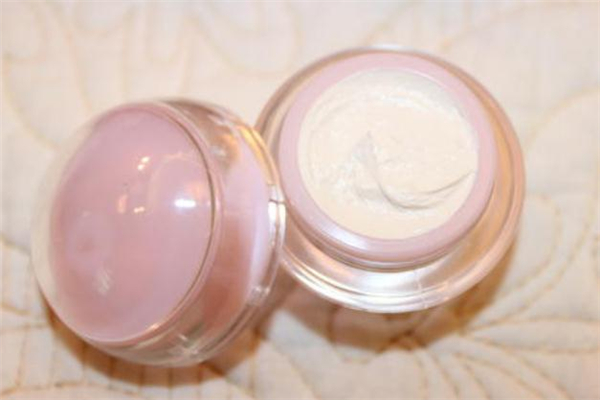 珍珠膏晚上可以用吗，珍珠膏晚上用了要洗吗