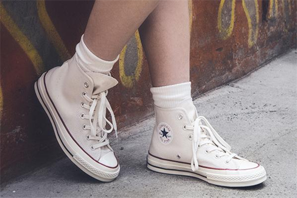 匡威发黄是正版还是盗版，白色匡威怎么清洗