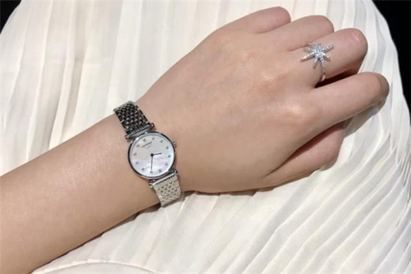 浪琴嘉岚系列什么档次，浪琴嘉岚和心月哪个档次高