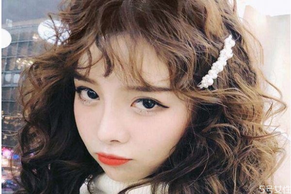 羊毛卷适合圆脸吗，羊毛卷烫发教程