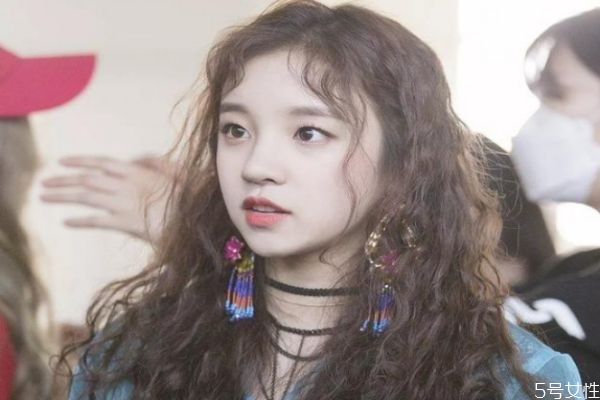 羊毛卷怎样扎才不显老气，方脸适合羊毛卷发型吗