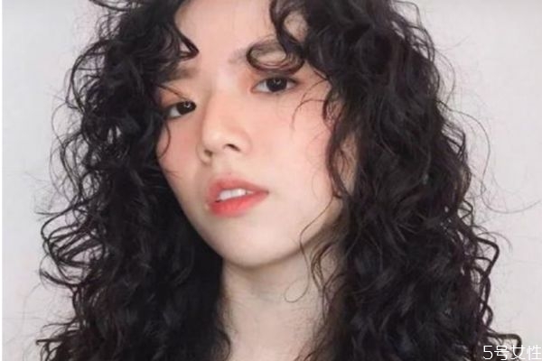 细软发质适合烫羊毛卷吗，粗硬的头发适合烫羊毛卷吗