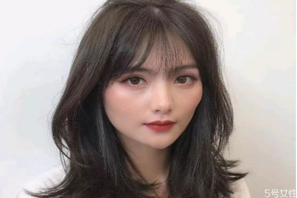 锁骨发不染色好看吗，做个锁骨发大概多少钱