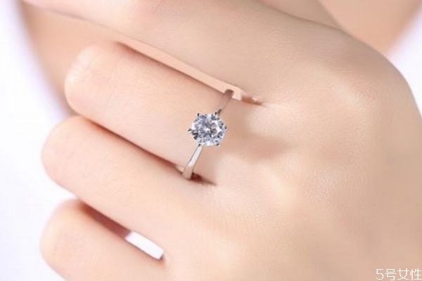 求婚戒指多少钱合适，求婚戒指几克拉合适