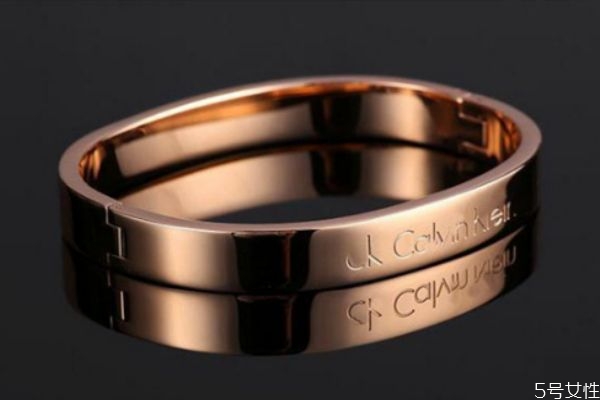 怎么辨别ck戒指真伪，ck戒指的材质是什么