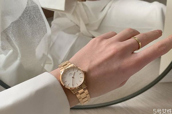 dw戒指好还是ck戒指好，dw戒指可以戴着洗澡吗