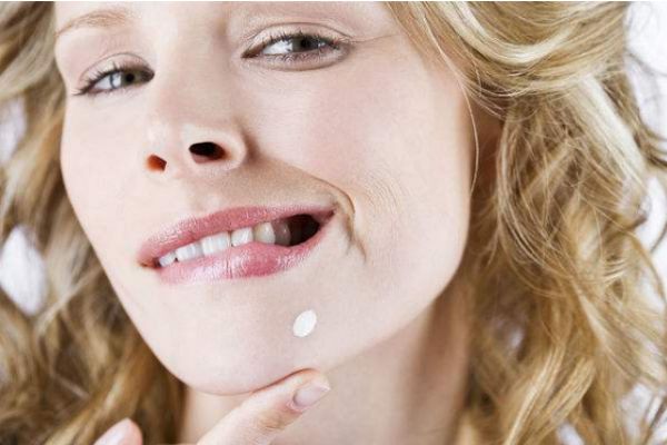 女性下巴长痘的原因有什么，为什么女性下巴会长痘