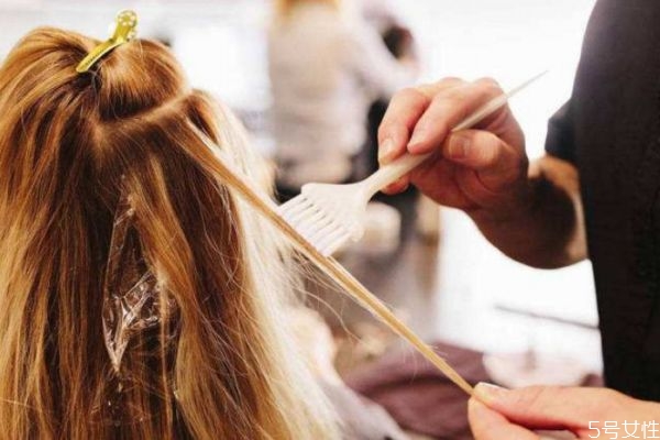 染了头发第二天能洗吗，染了头发第二天可以换颜色吗