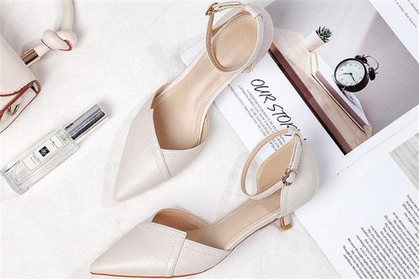 白羽高跟鞋怎么样，白羽高跟鞋磨脚吗