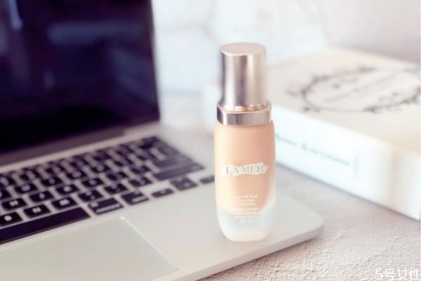 海蓝之谜粉底液适合什么年龄，海蓝之谜适合油皮用哪些