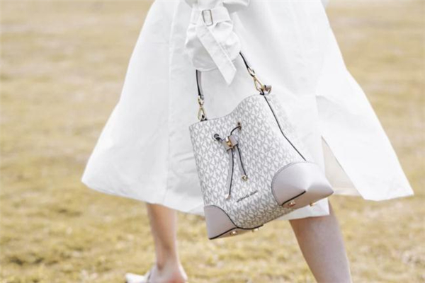 mk水桶包怎么背好看，mk水桶包适合小个子吗