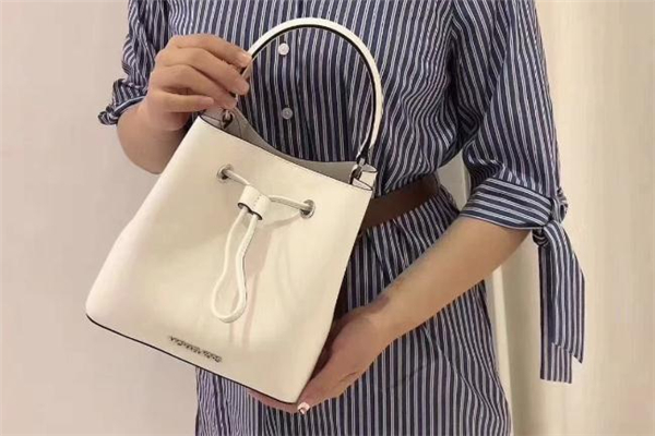 mk水桶包什么颜色好看，mk水桶包适合多大年龄