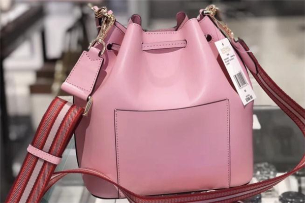 mk水桶包是什么材质，mk水桶包适合冬天还是夏天背