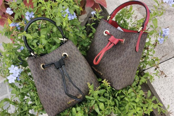 mk水桶包真假鉴别，mk水桶包真假对比