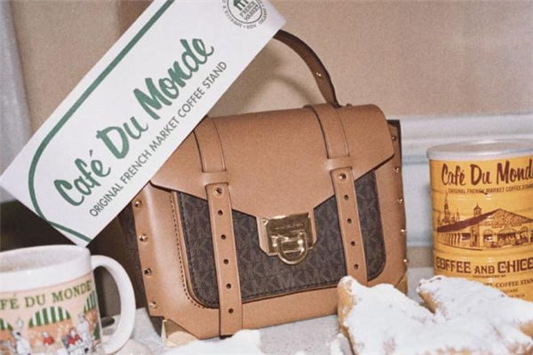 mk包包有几种内衬里布，mk包包是什么皮